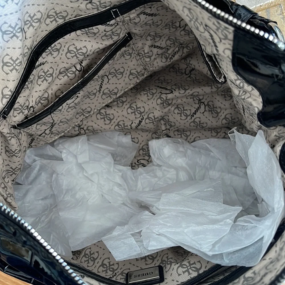 HOST PICKED Gorgeous Guess Shoulder Bag Is BNWOT 🥰🥰🔥🔥 - Picture 3 of 7